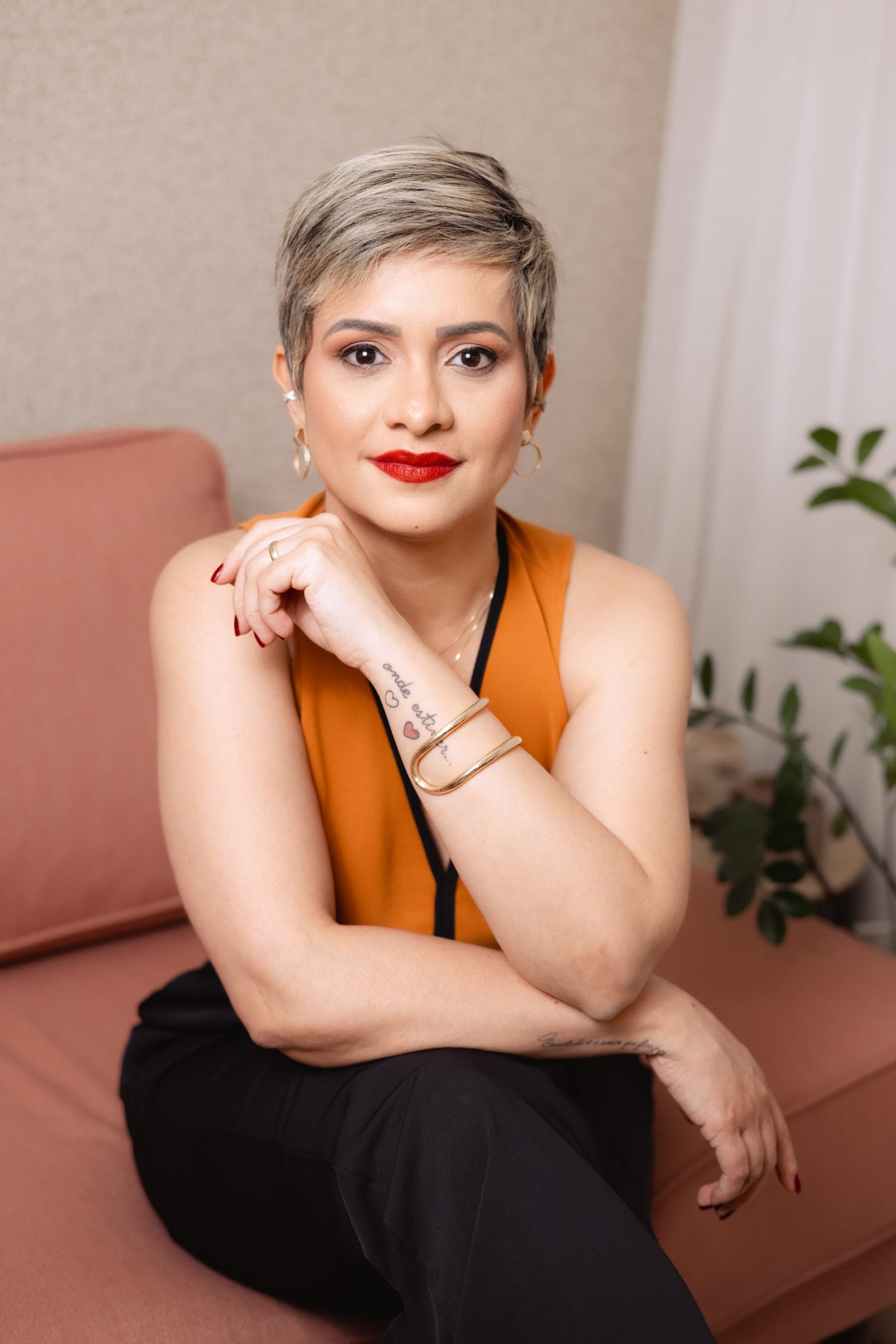 Alessandra Dária Ferreira no consultório, em Goiânia